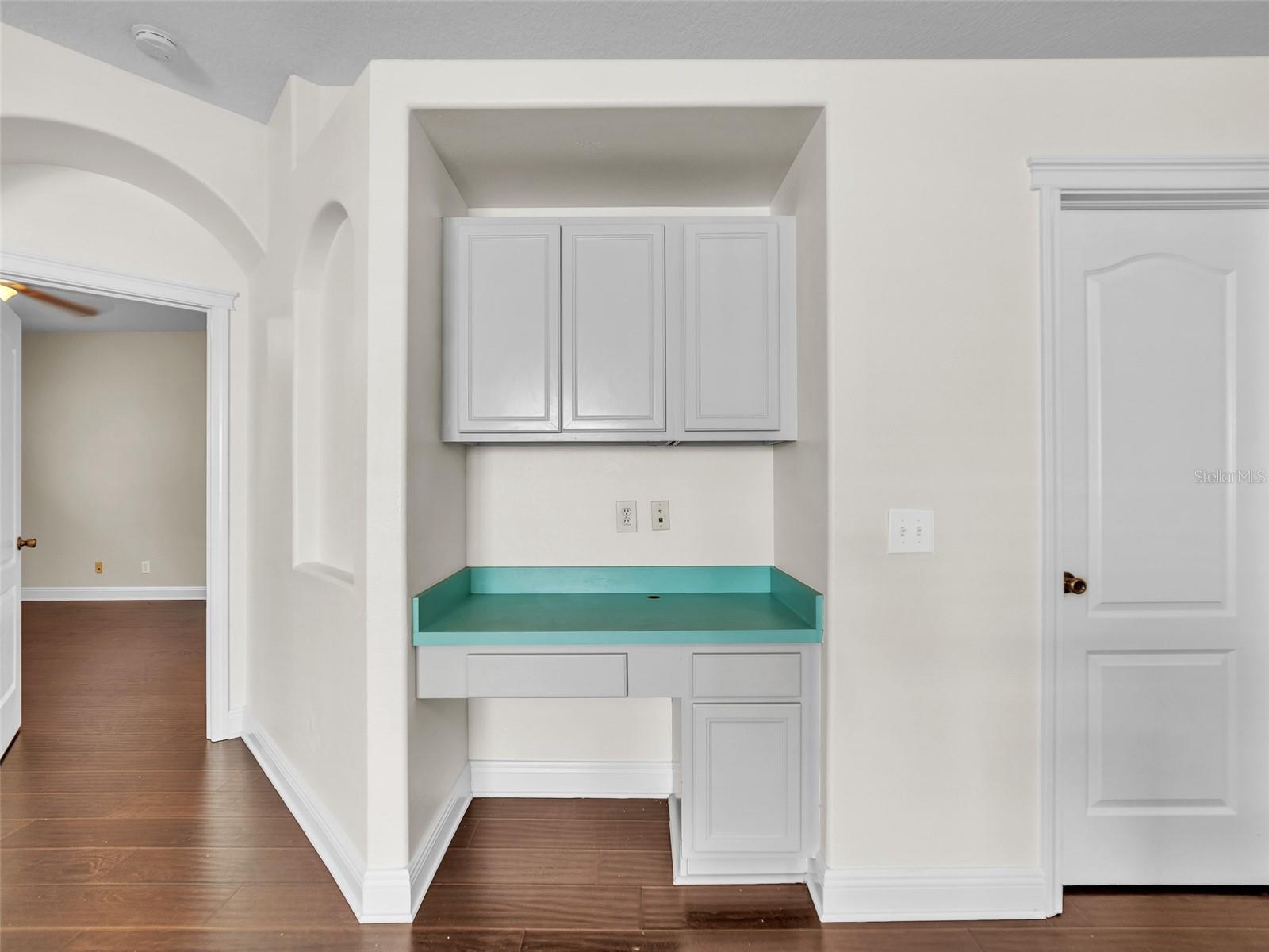 Listing photo id 11 for 6927 Surrey Hill Place