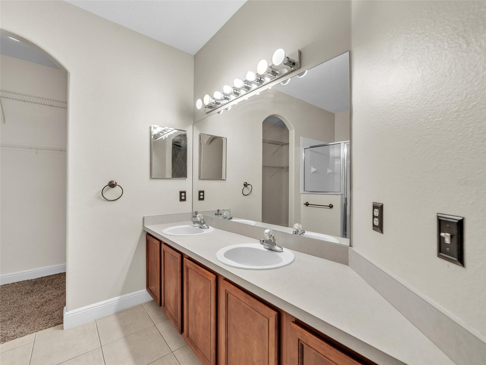 Listing photo id 13 for 6927 Surrey Hill Place