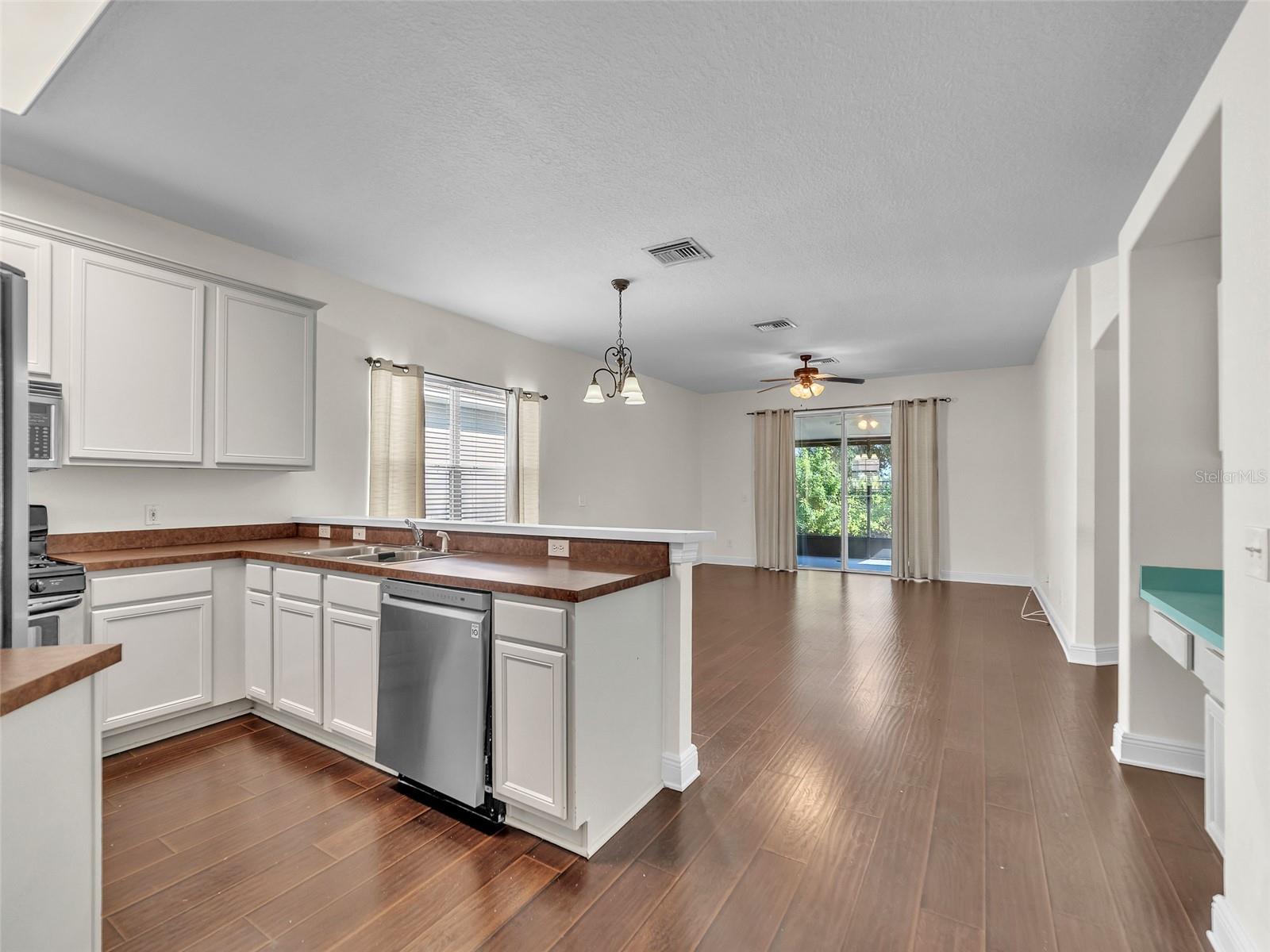 Listing photo id 2 for 6927 Surrey Hill Place