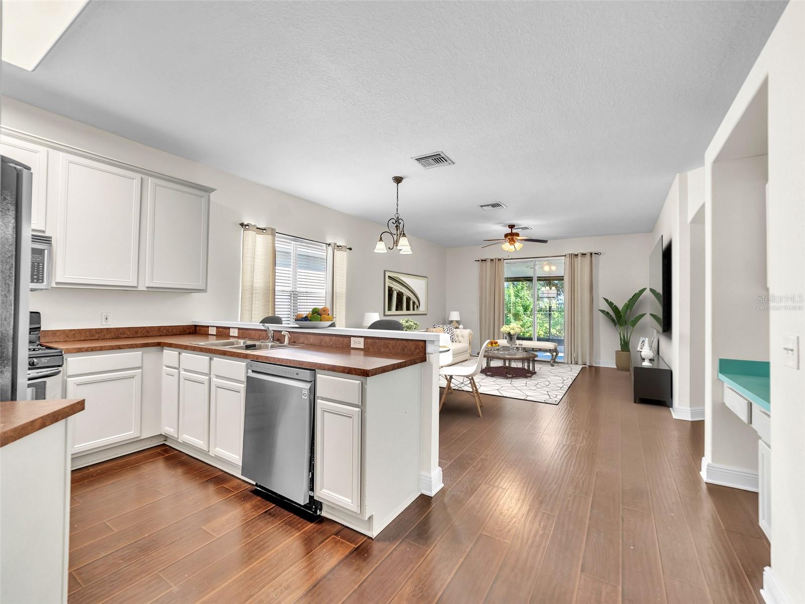 Listing photo id 3 for 6927 Surrey Hill Place