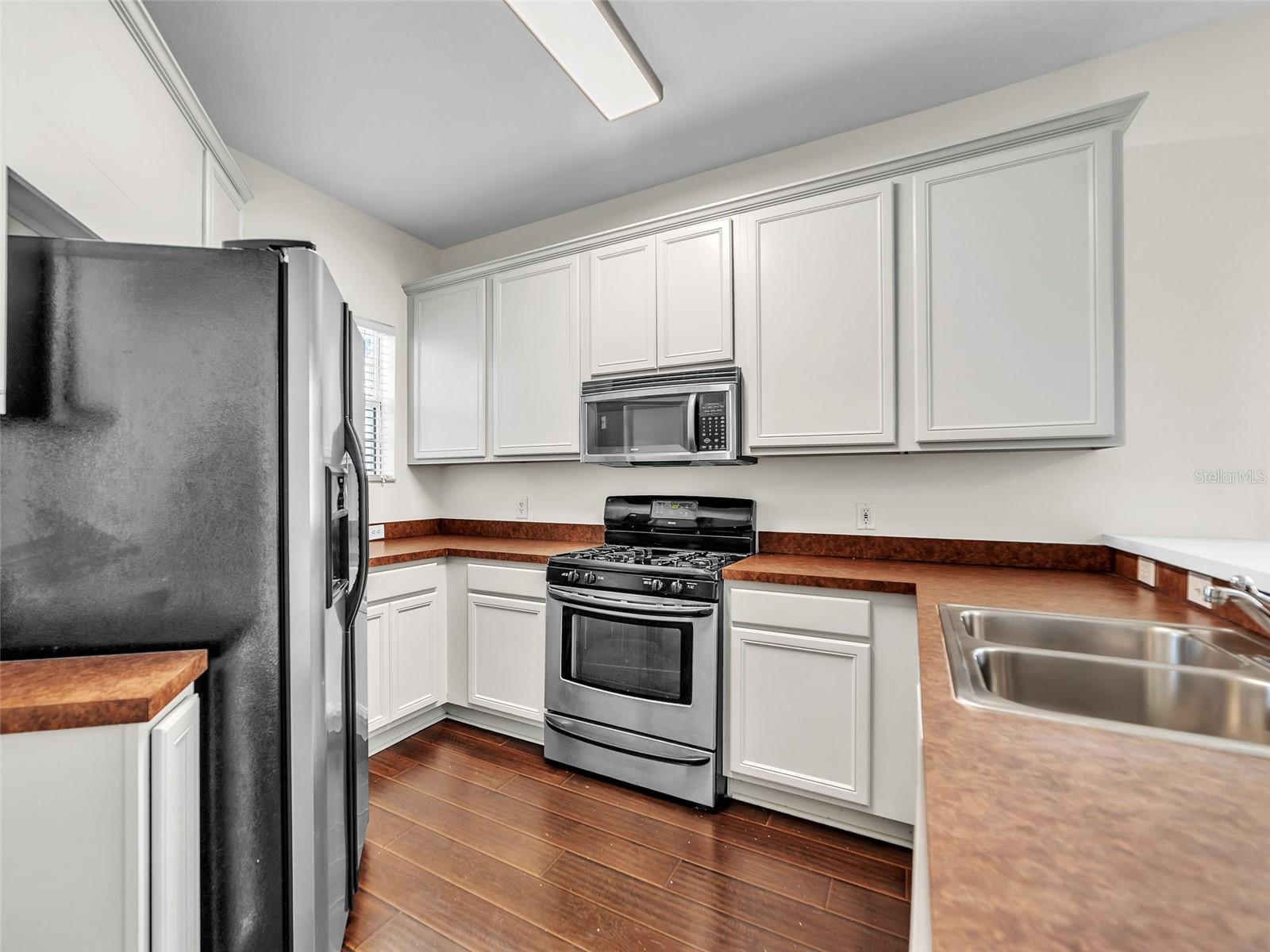 Listing photo id 4 for 6927 Surrey Hill Place