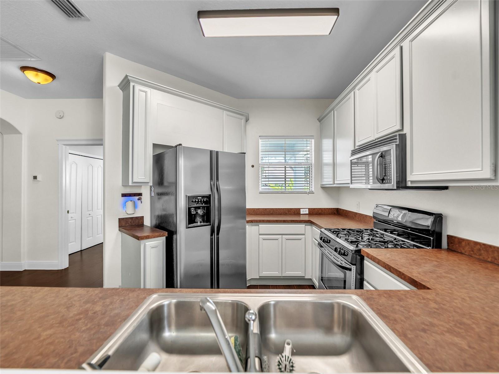 Listing photo id 5 for 6927 Surrey Hill Place