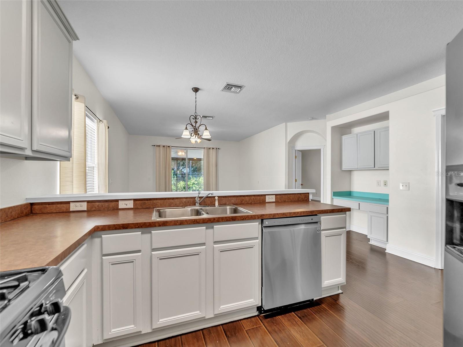 Listing photo id 6 for 6927 Surrey Hill Place