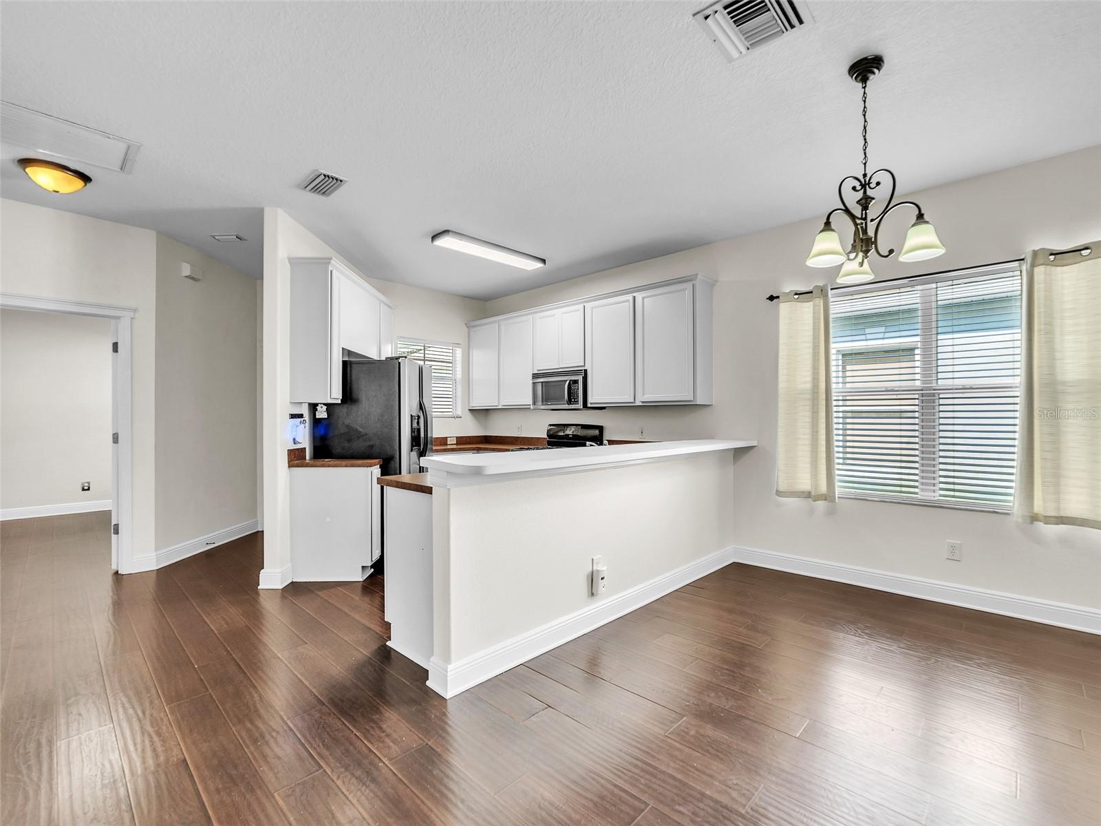 Listing photo id 7 for 6927 Surrey Hill Place