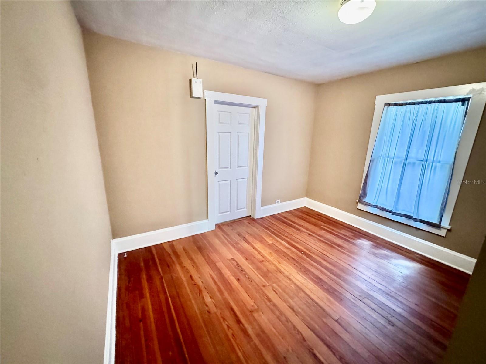 Image 16 of 23 For 906 Baker Street