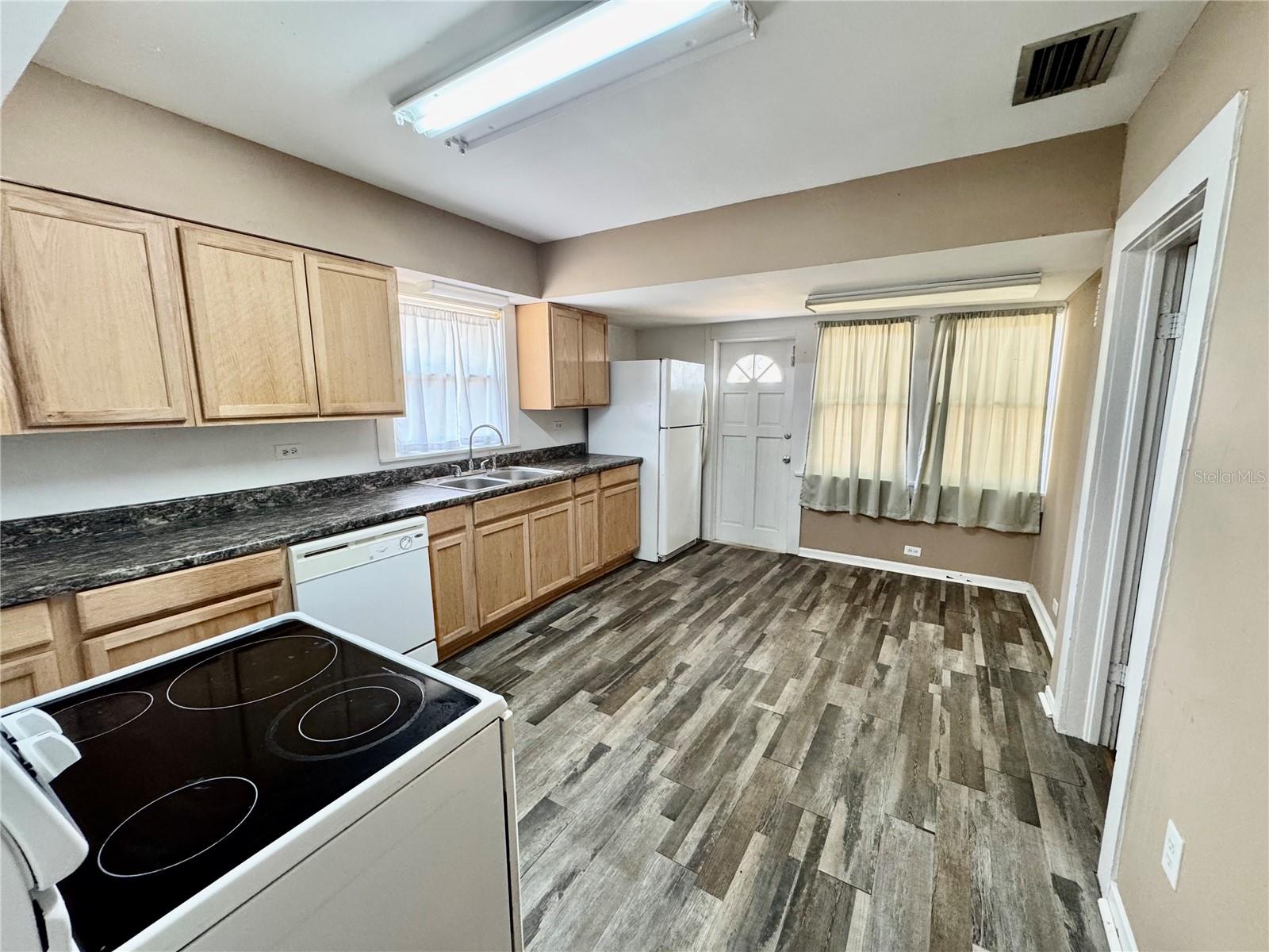 Image 7 of 23 For 906 Baker Street