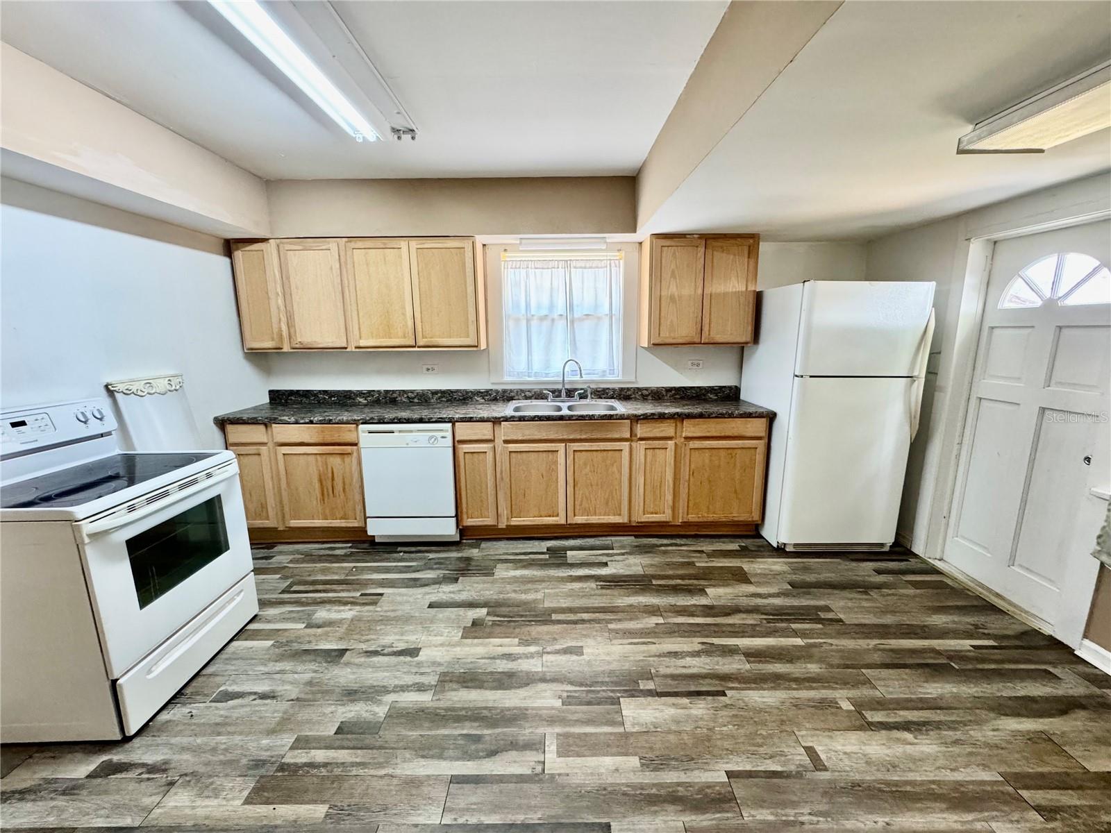 Image 8 of 23 For 906 Baker Street