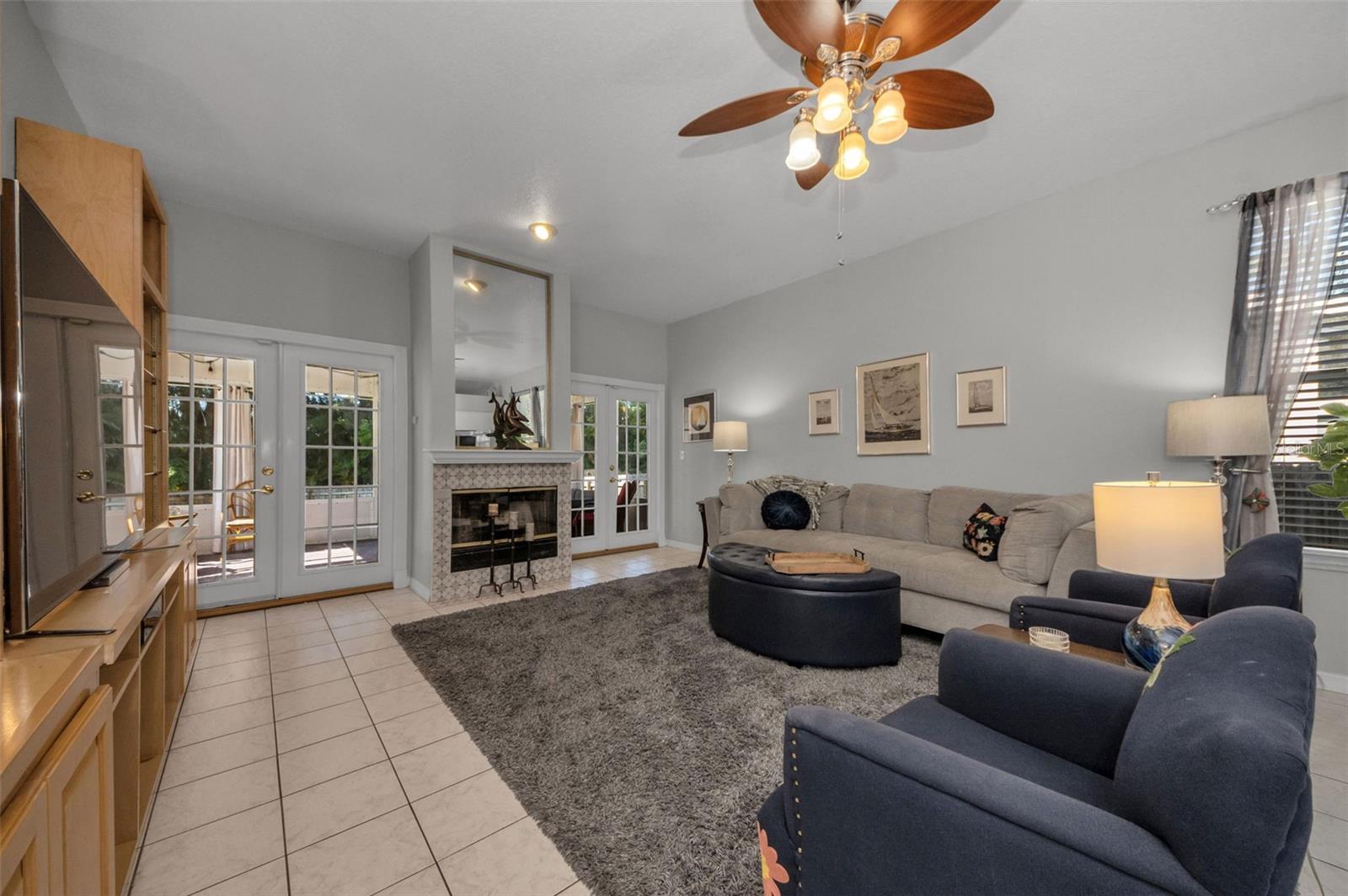 Image 14 of 94 For 975 Harbor Hill Drive