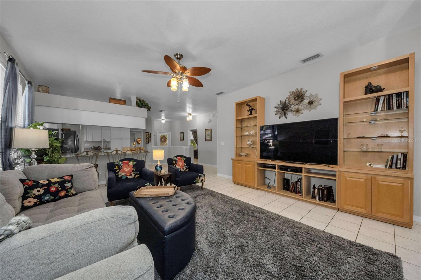 Image 17 of 94 For 975 Harbor Hill Drive