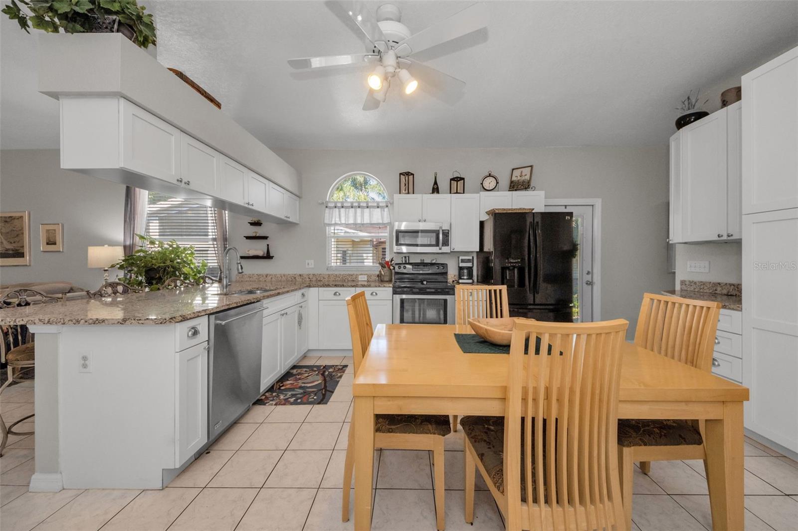 Image 21 of 94 For 975 Harbor Hill Drive