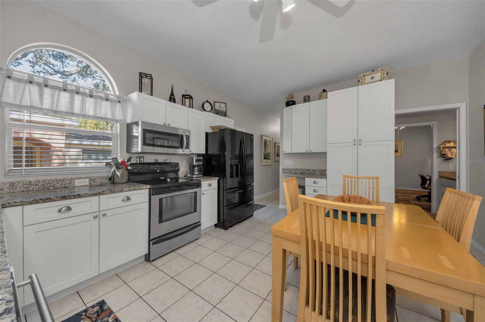 Image 22 of 94 For 975 Harbor Hill Drive