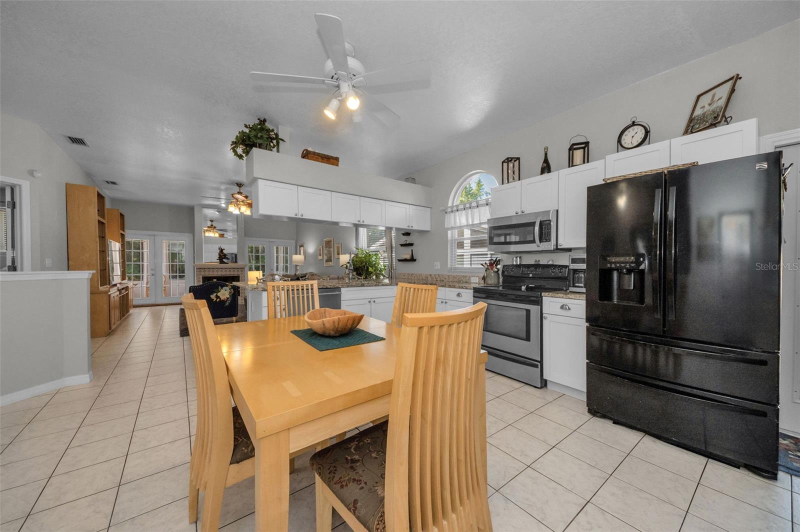 Image 23 of 94 For 975 Harbor Hill Drive