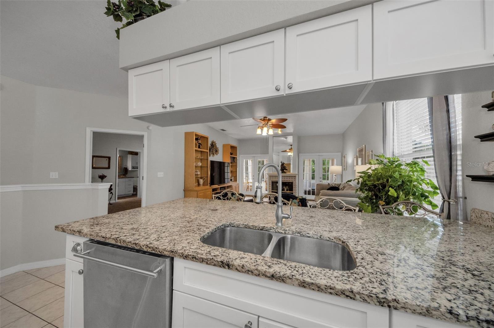 Image 25 of 94 For 975 Harbor Hill Drive