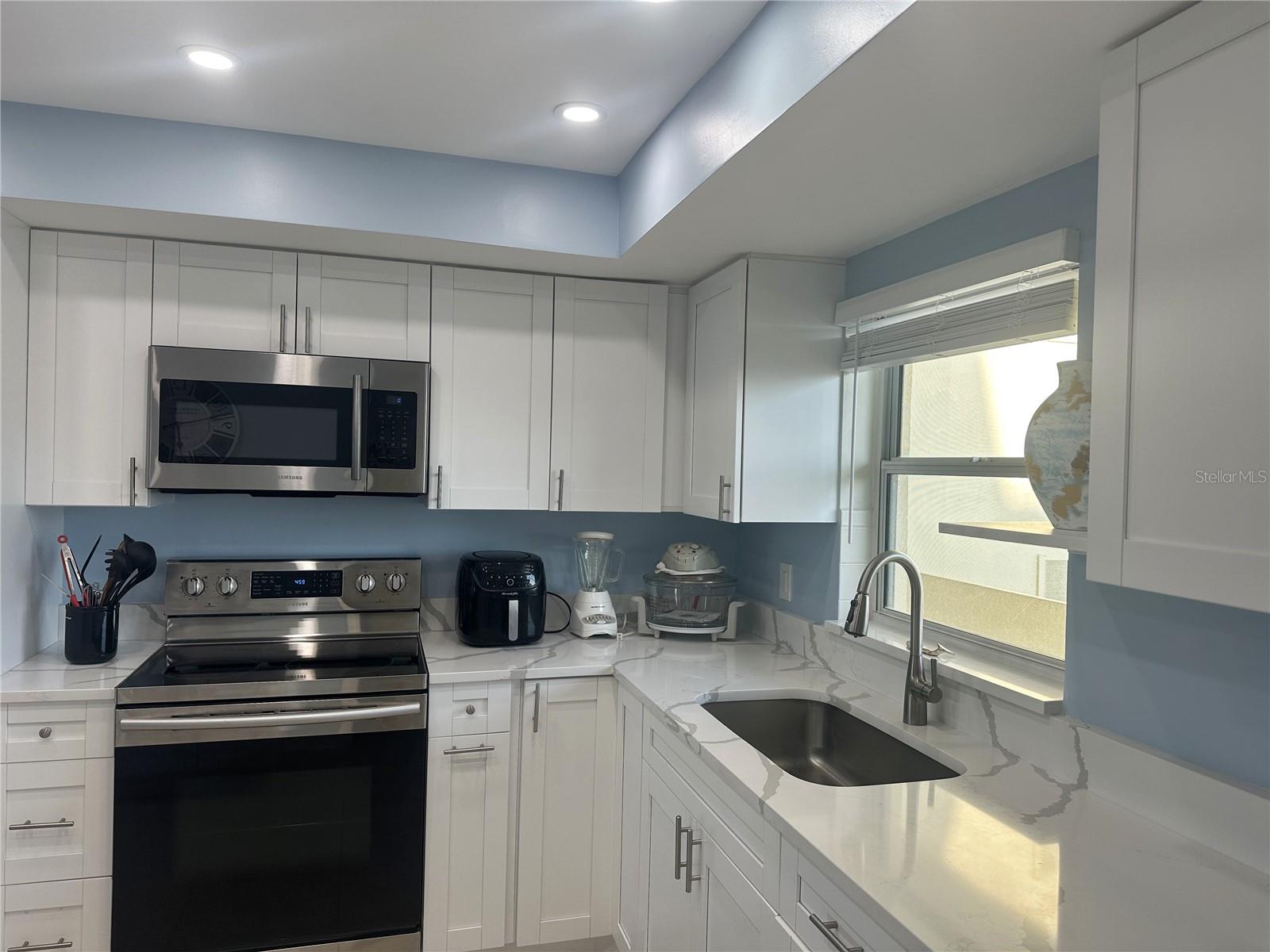 Image 3 of 27 For 4725 Cove Circle 804