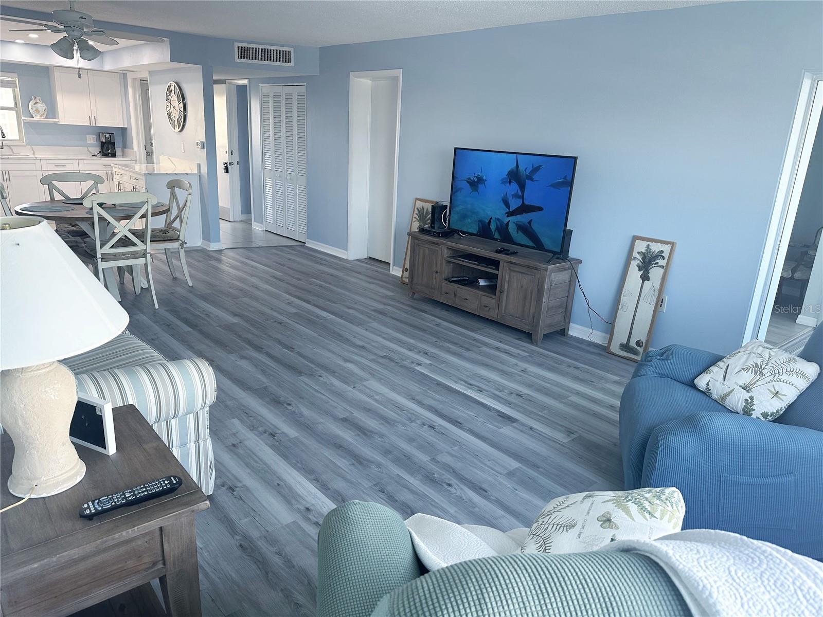 Image 7 of 27 For 4725 Cove Circle 804