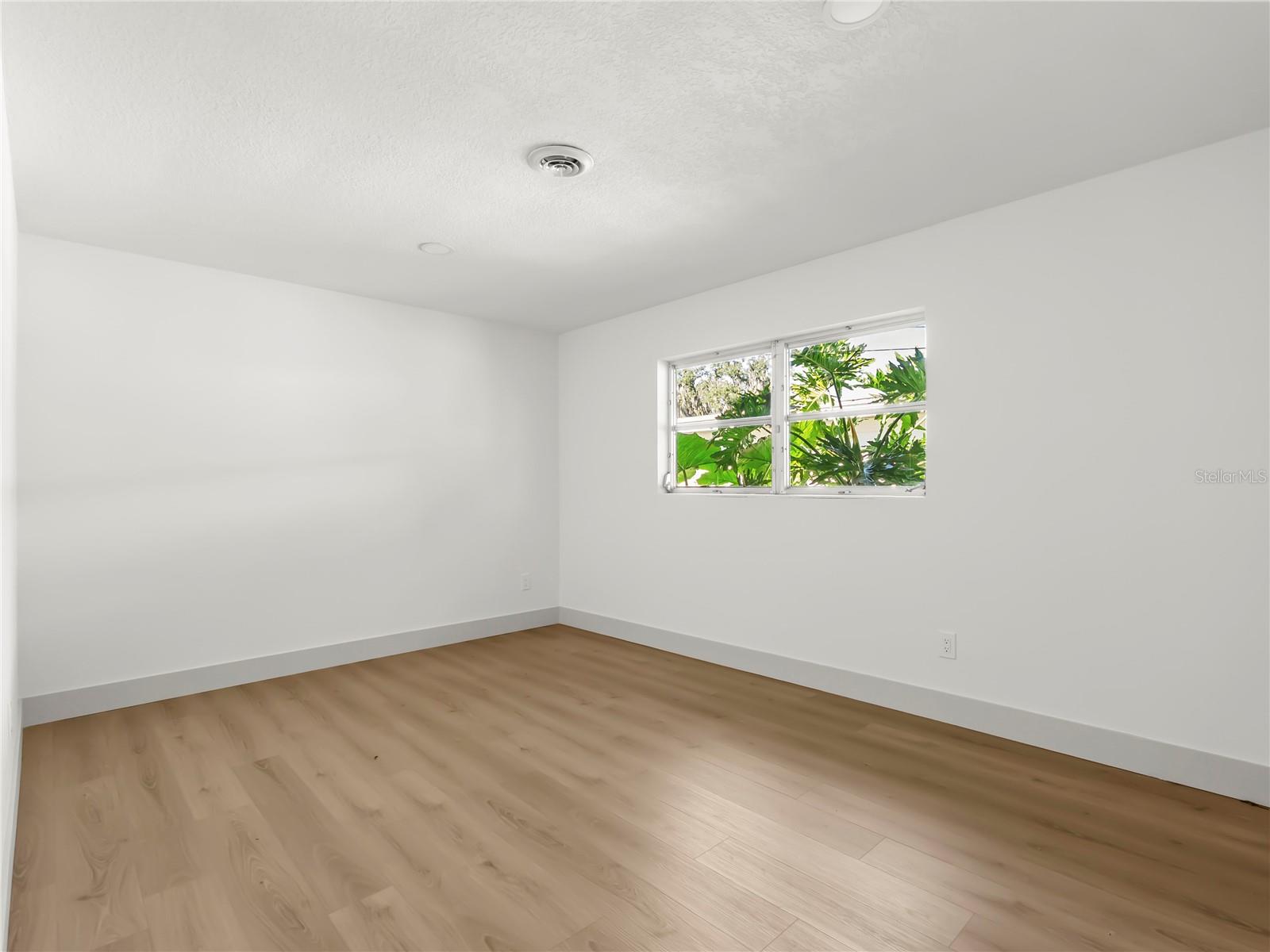 Image 16 of 27 For 5125 Louvre Avenue