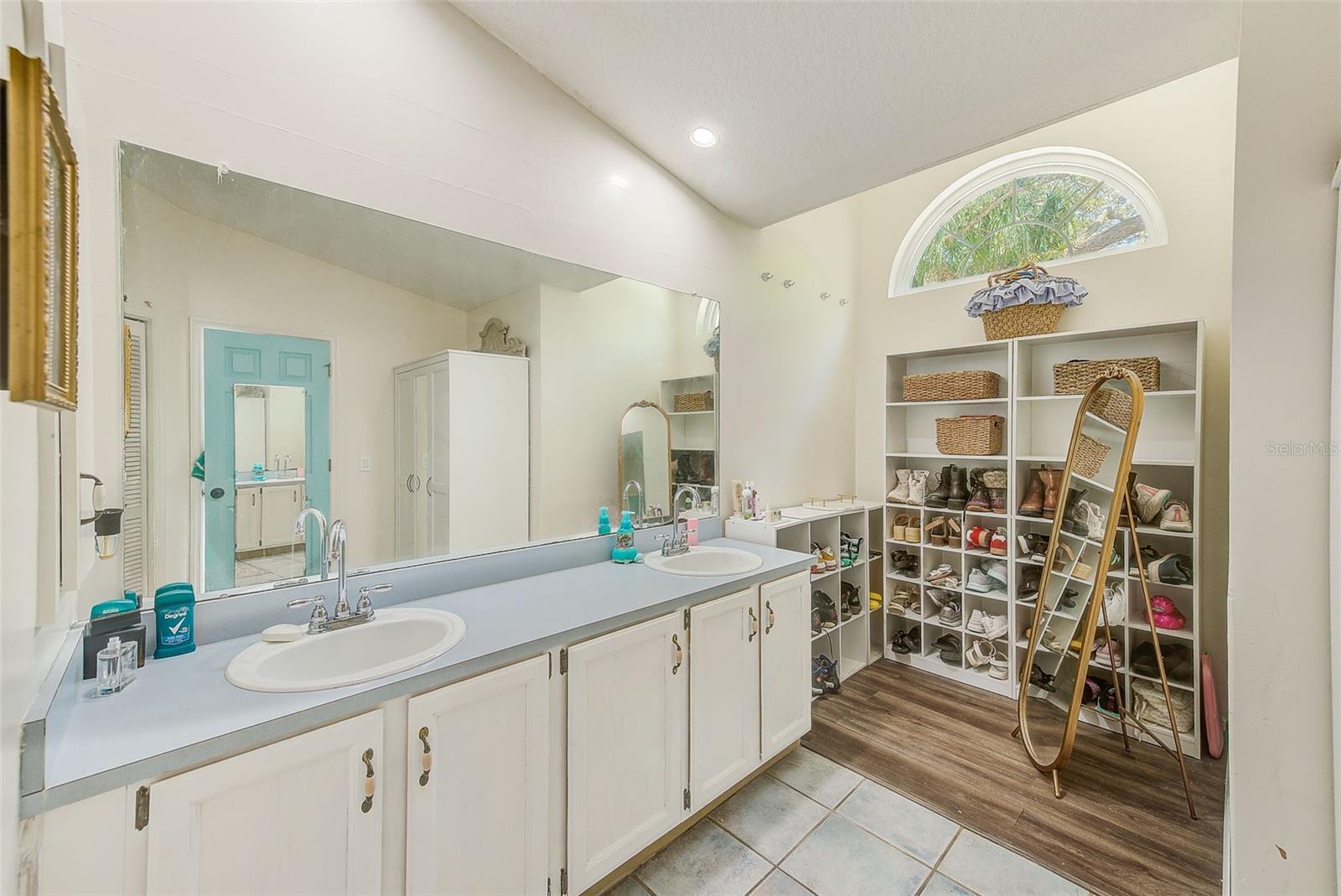 Image 23 of 51 For 30 Lemington Court