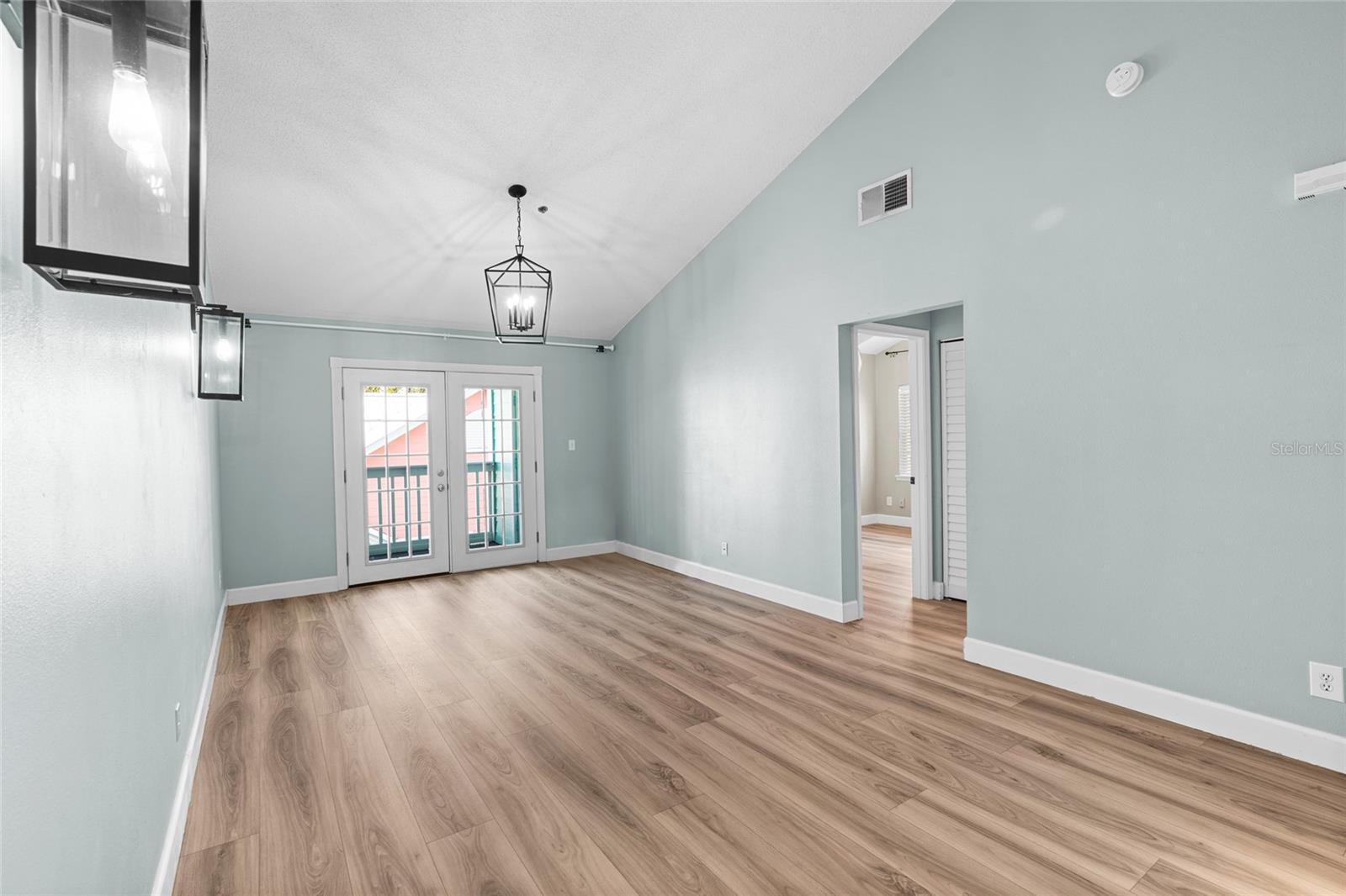 Image 11 of 27 For 3002 Cleveland Street B12