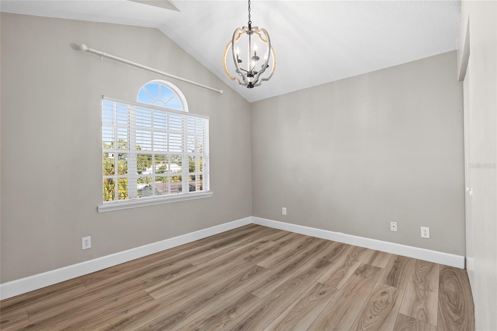 Image 16 of 27 For 3002 Cleveland Street B12