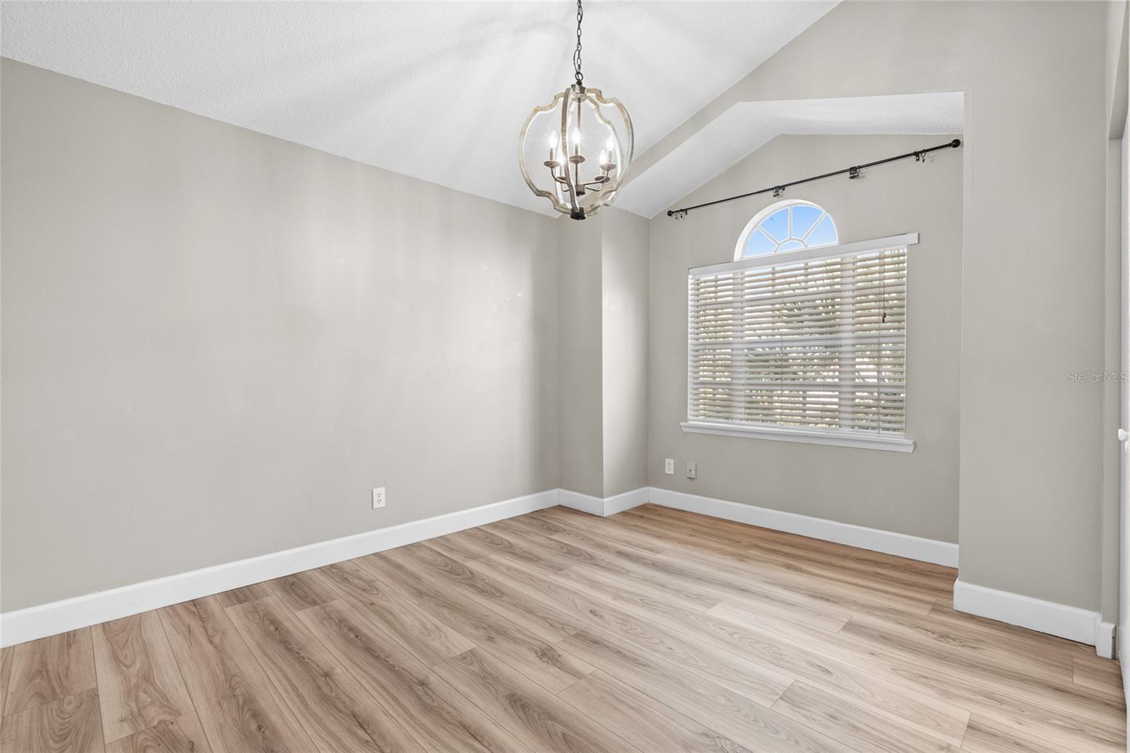 Image 20 of 27 For 3002 Cleveland Street B12