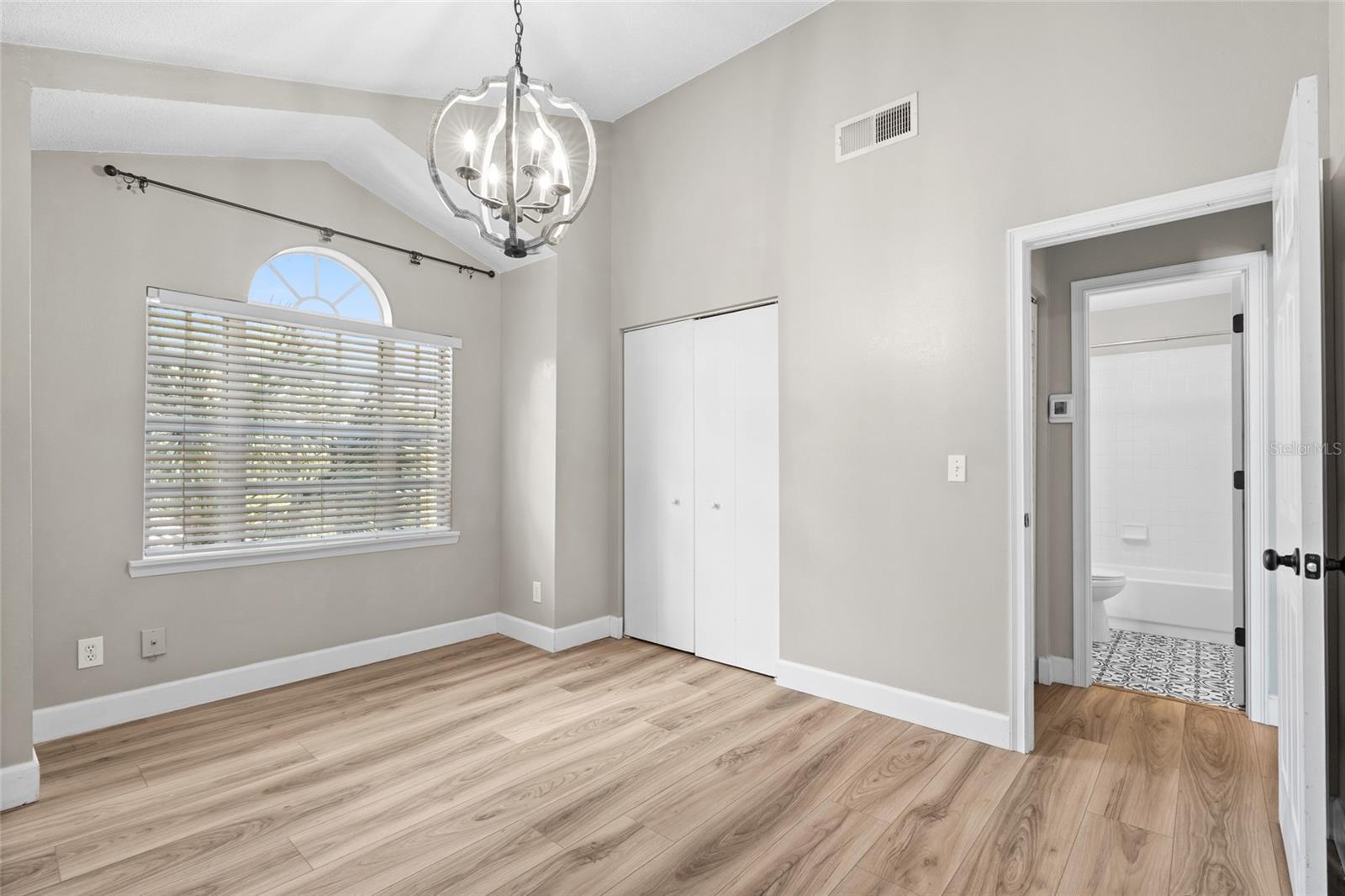 Image 21 of 27 For 3002 Cleveland Street B12