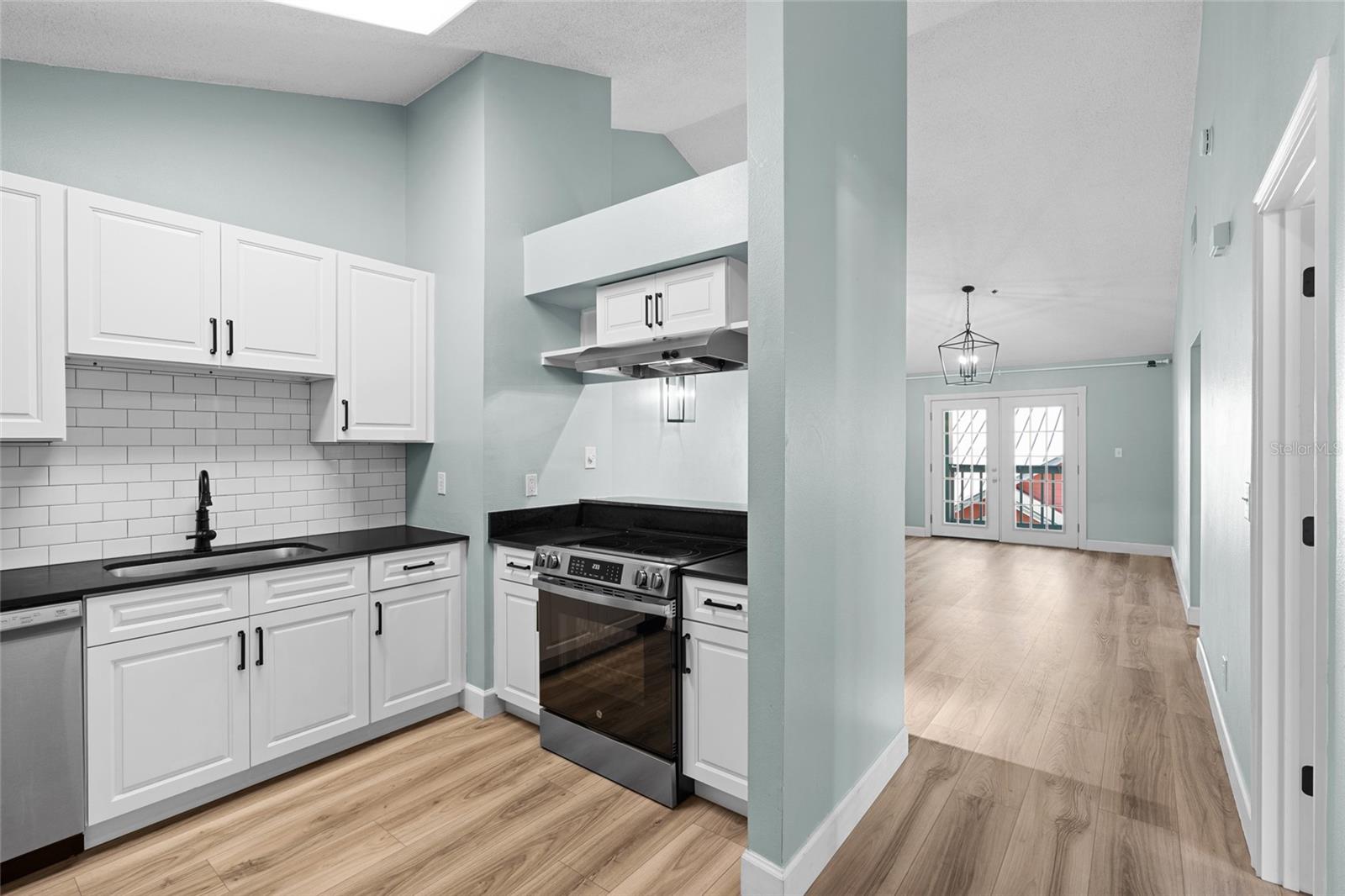 Image 5 of 27 For 3002 Cleveland Street B12