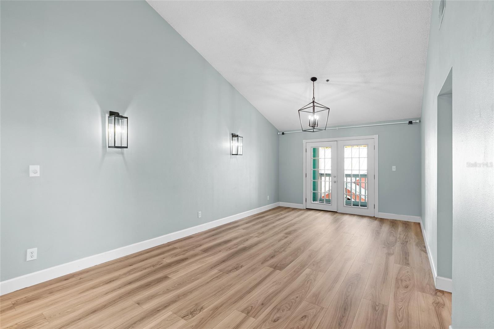 Image 6 of 27 For 3002 Cleveland Street B12