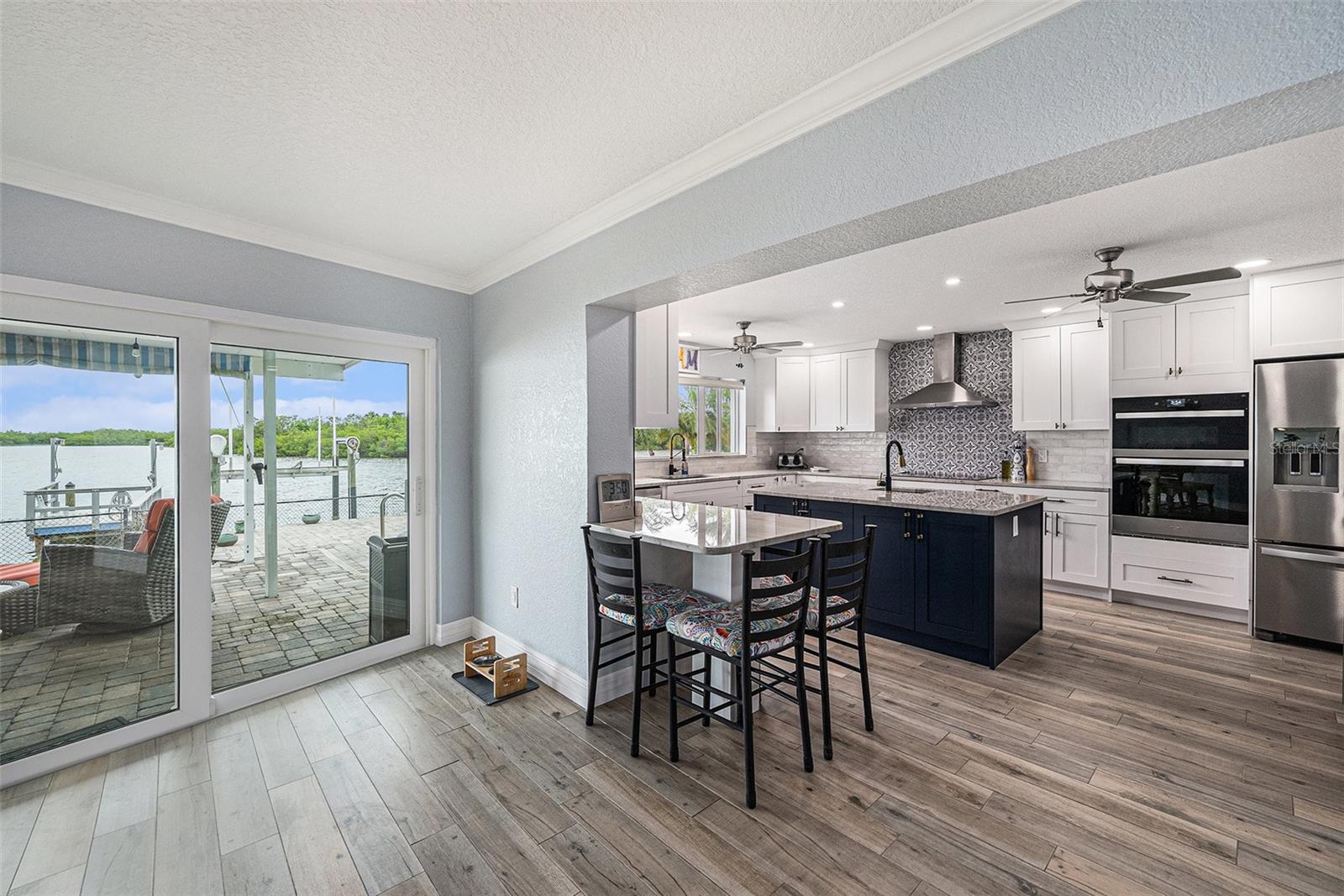 Listing photo id 8 for 5694 Oakhurst Drive