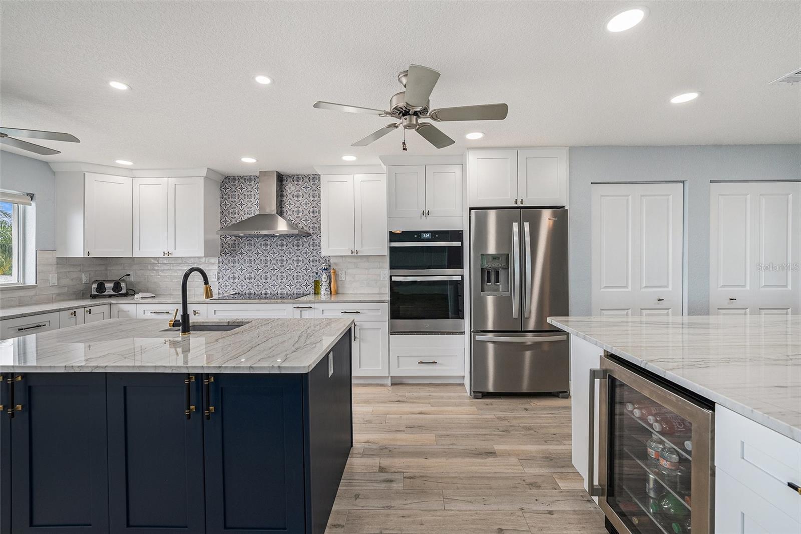 Listing photo id 9 for 5694 Oakhurst Drive