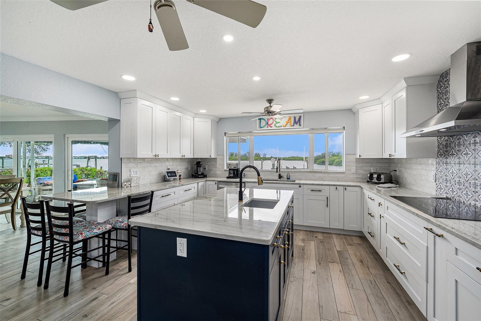 Listing photo id 10 for 5694 Oakhurst Drive