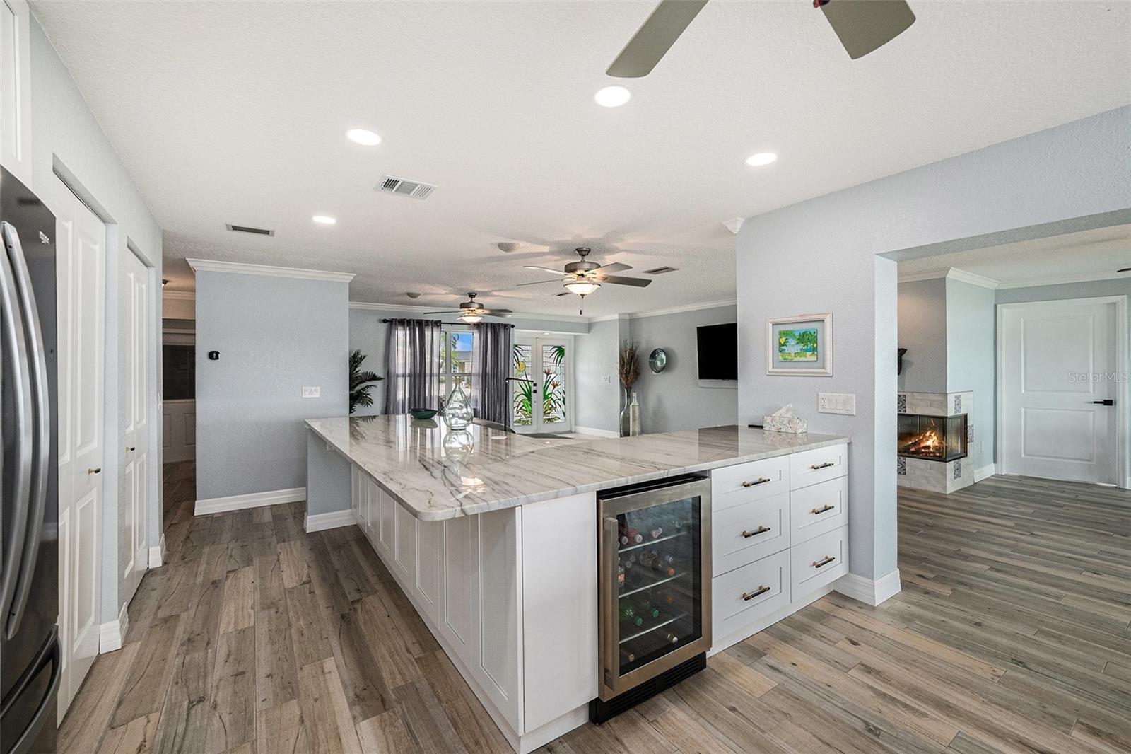 Listing photo id 11 for 5694 Oakhurst Drive