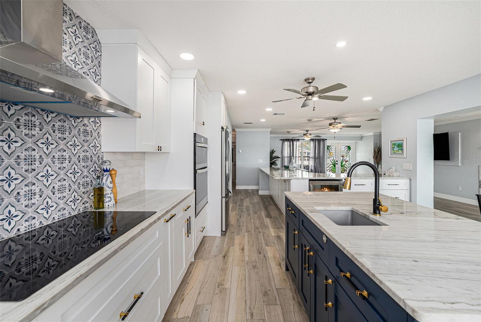 Listing photo id 12 for 5694 Oakhurst Drive