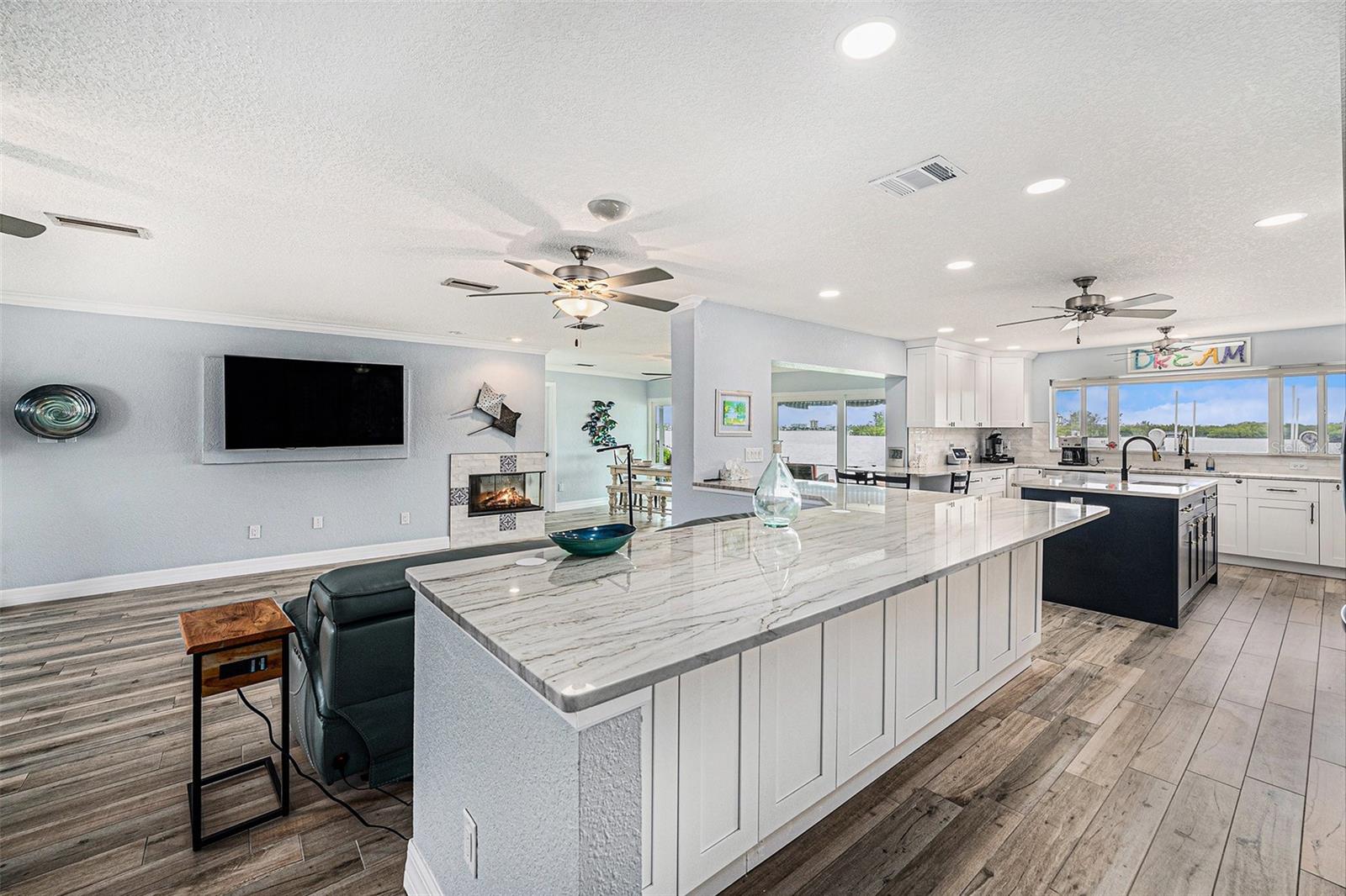 Listing photo id 13 for 5694 Oakhurst Drive