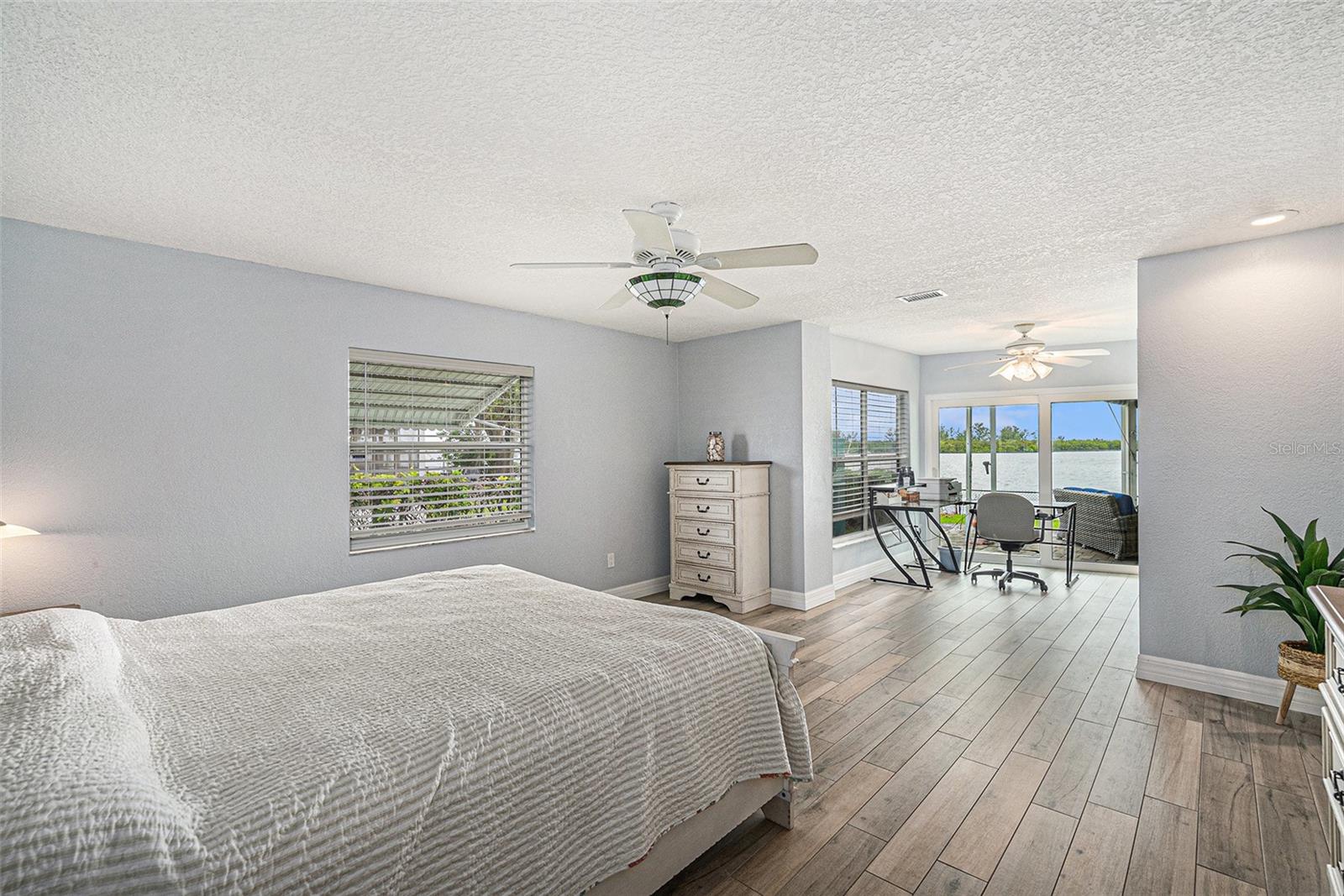 Listing photo id 15 for 5694 Oakhurst Drive