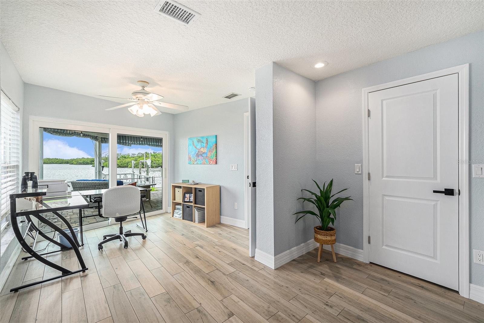 Listing photo id 16 for 5694 Oakhurst Drive