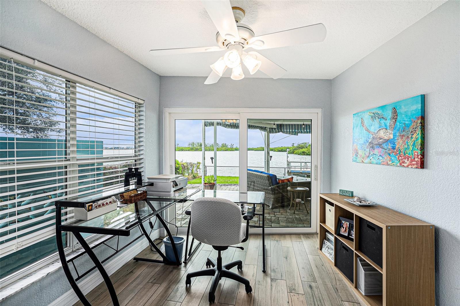 Listing photo id 17 for 5694 Oakhurst Drive