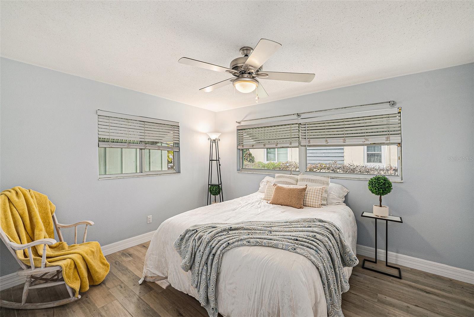 Listing photo id 20 for 5694 Oakhurst Drive