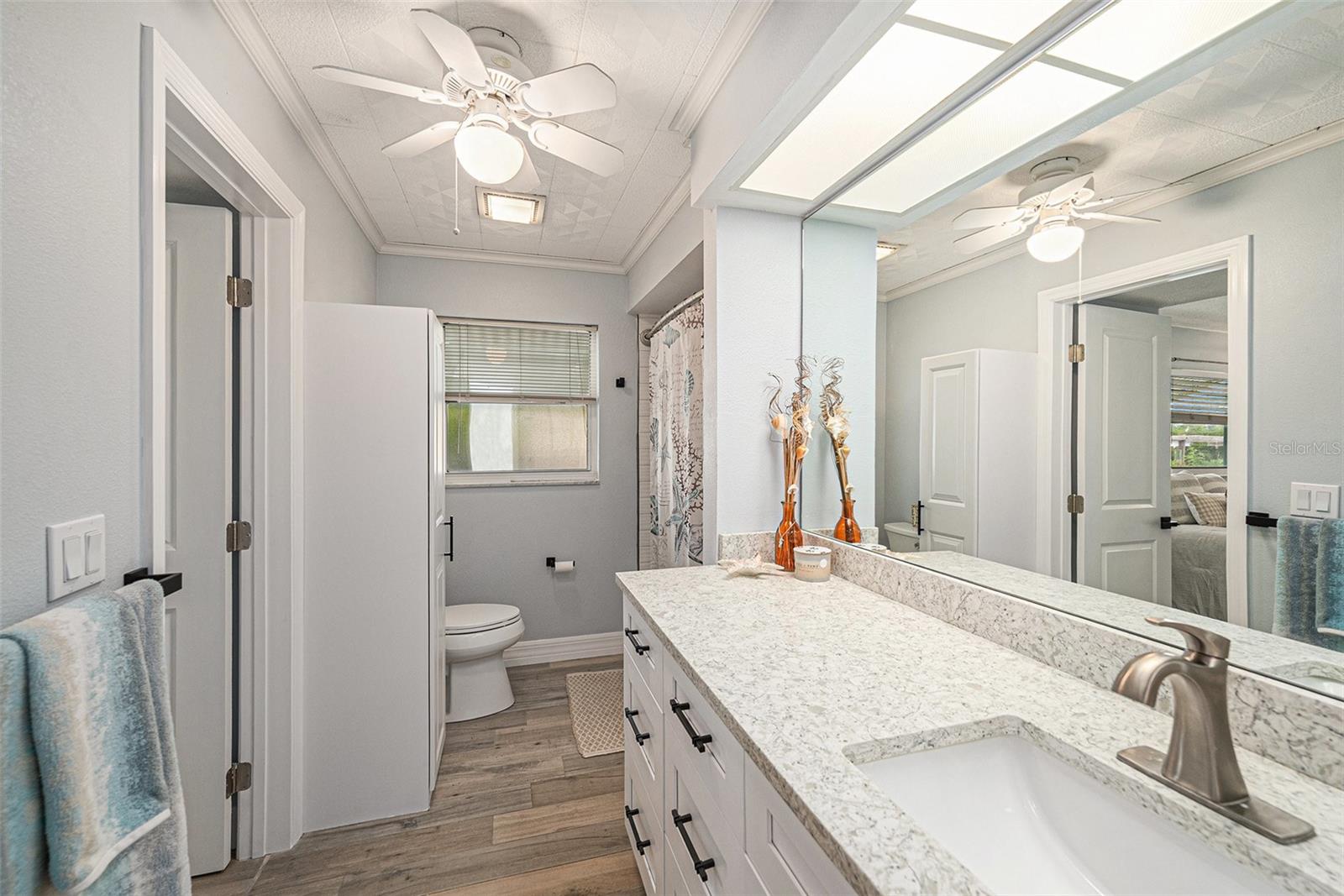 Listing photo id 21 for 5694 Oakhurst Drive