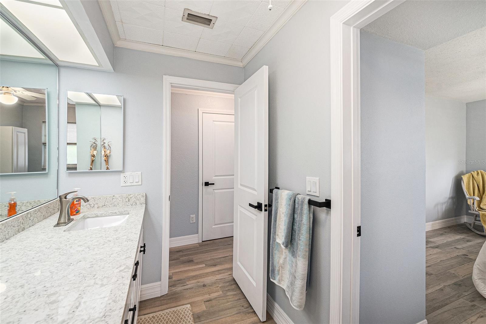 Listing photo id 22 for 5694 Oakhurst Drive