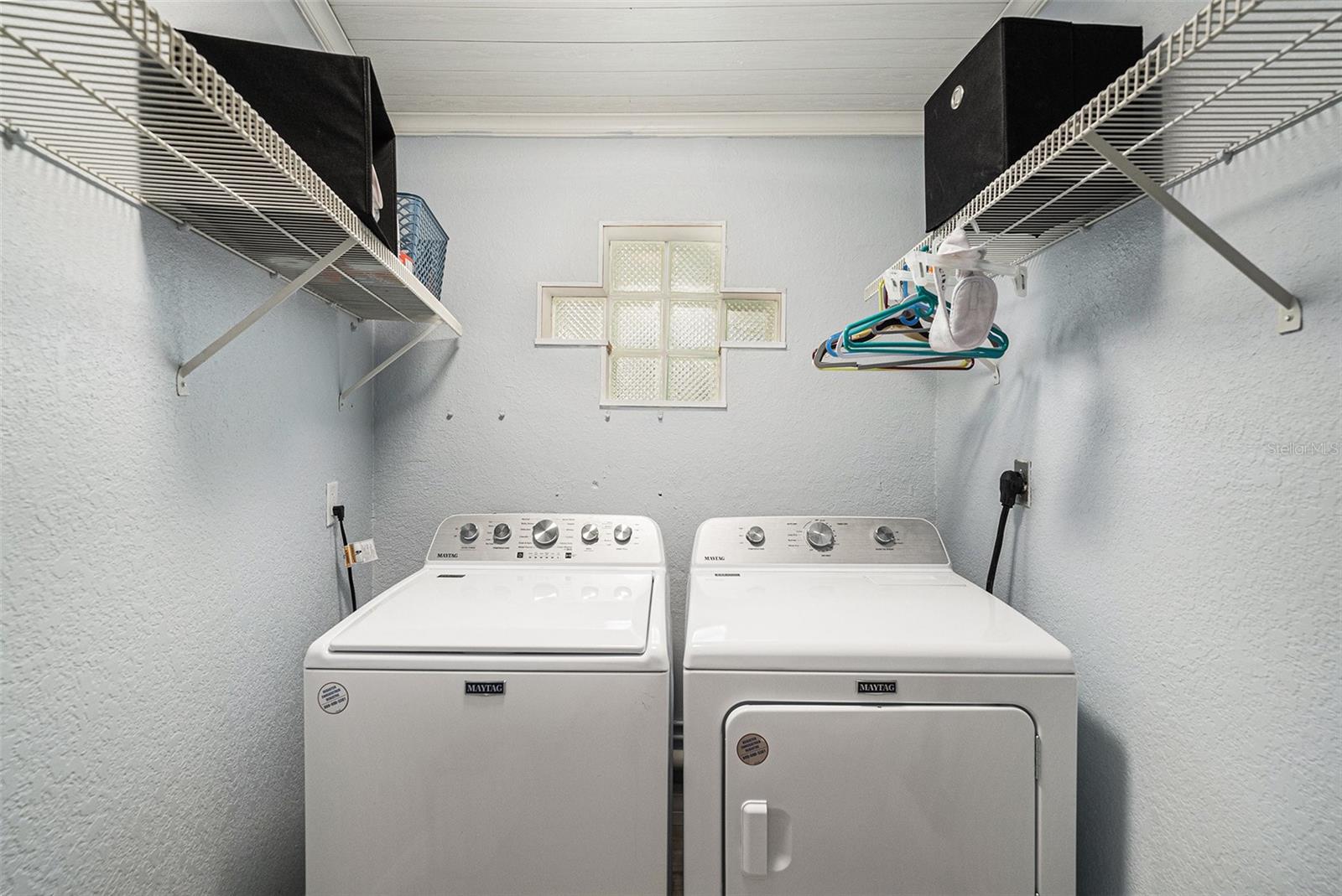 Listing photo id 23 for 5694 Oakhurst Drive