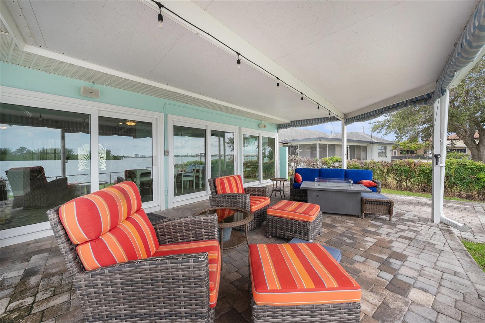 Listing photo id 24 for 5694 Oakhurst Drive