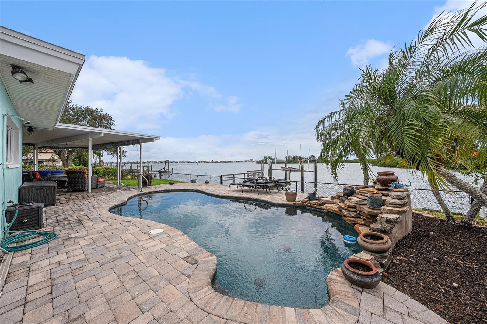 Listing photo id 27 for 5694 Oakhurst Drive