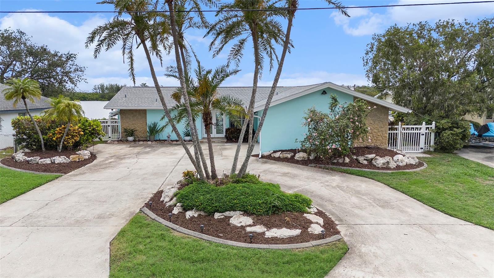 Listing photo id 1 for 5694 Oakhurst Drive