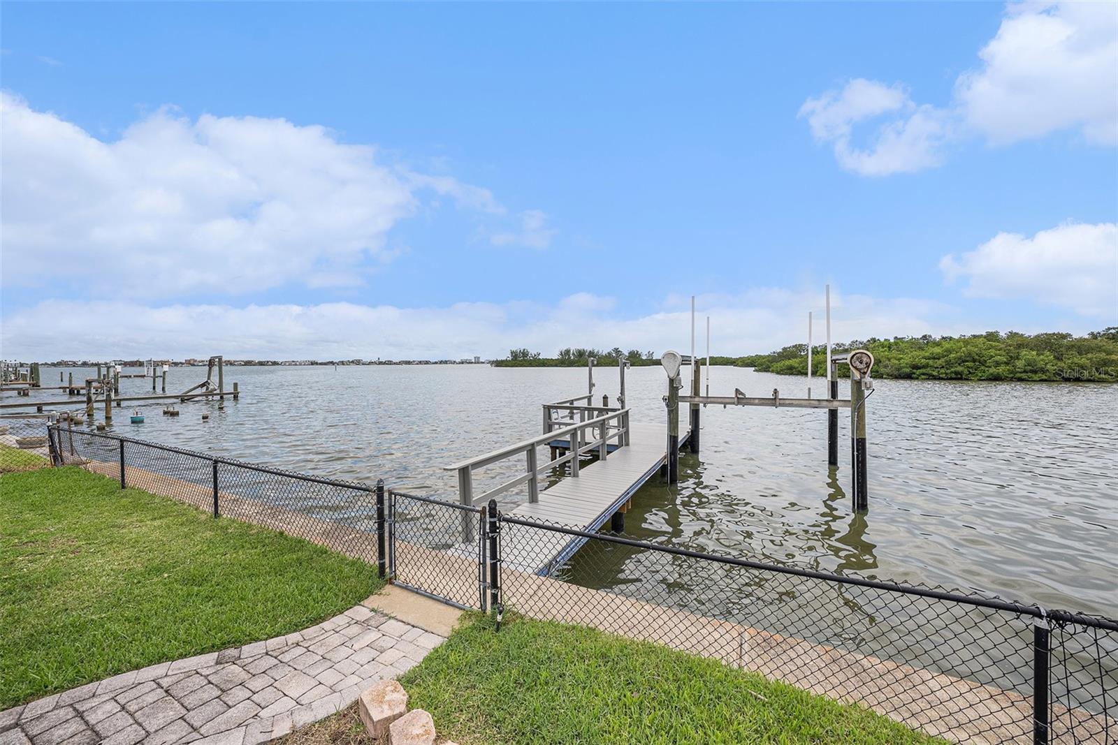 Listing photo id 28 for 5694 Oakhurst Drive