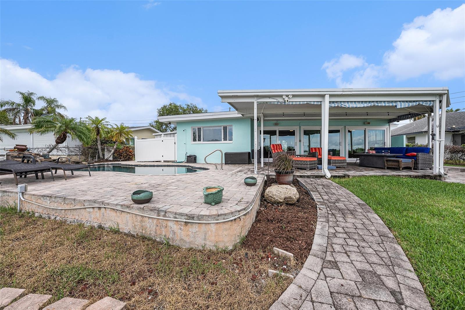 Listing photo id 29 for 5694 Oakhurst Drive