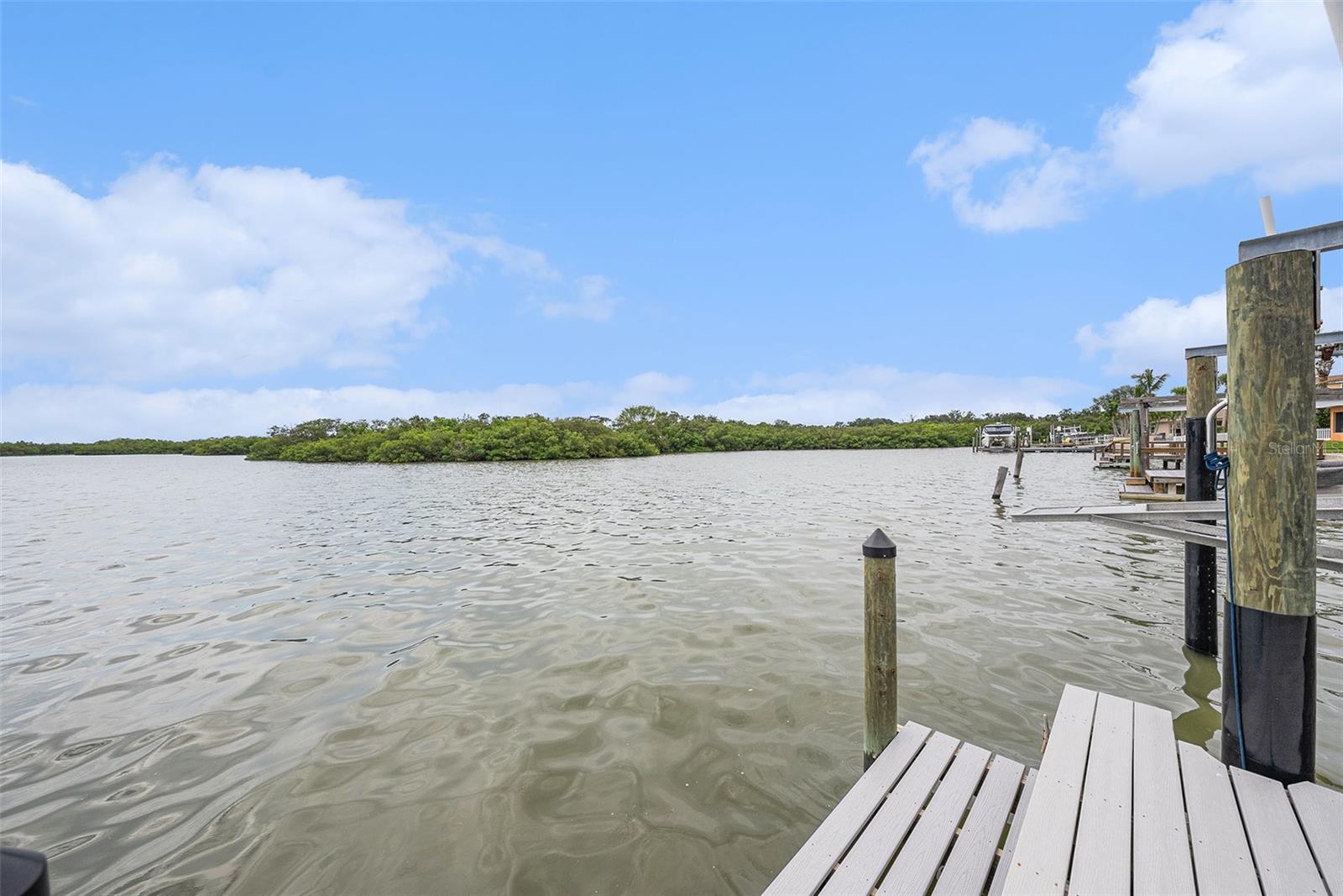 Listing photo id 30 for 5694 Oakhurst Drive