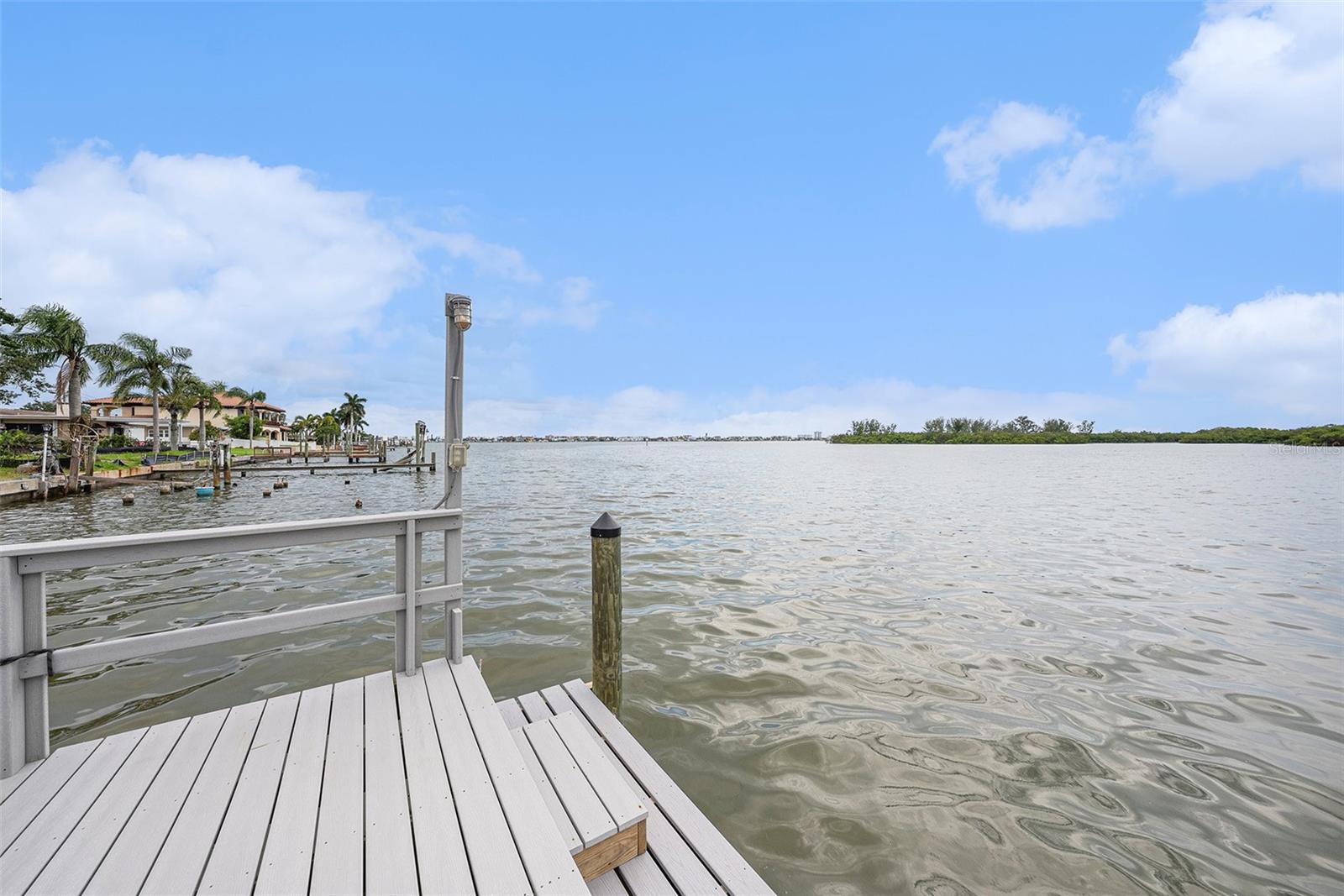 Listing photo id 31 for 5694 Oakhurst Drive