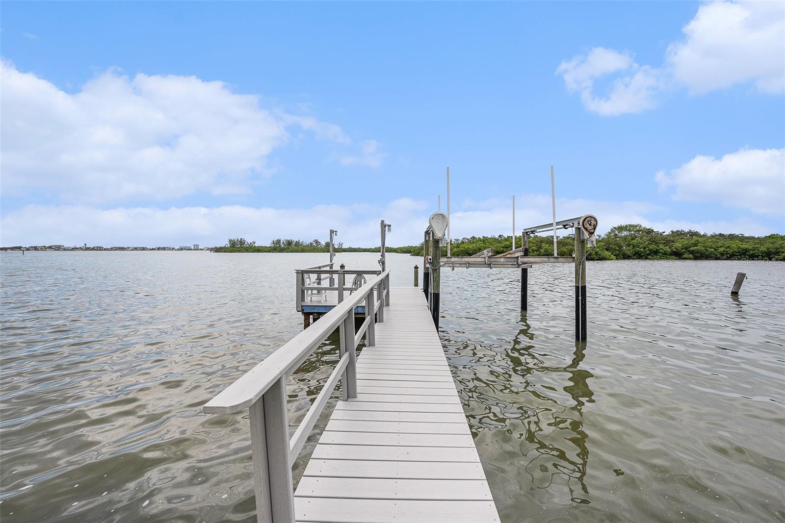 Listing photo id 2 for 5694 Oakhurst Drive