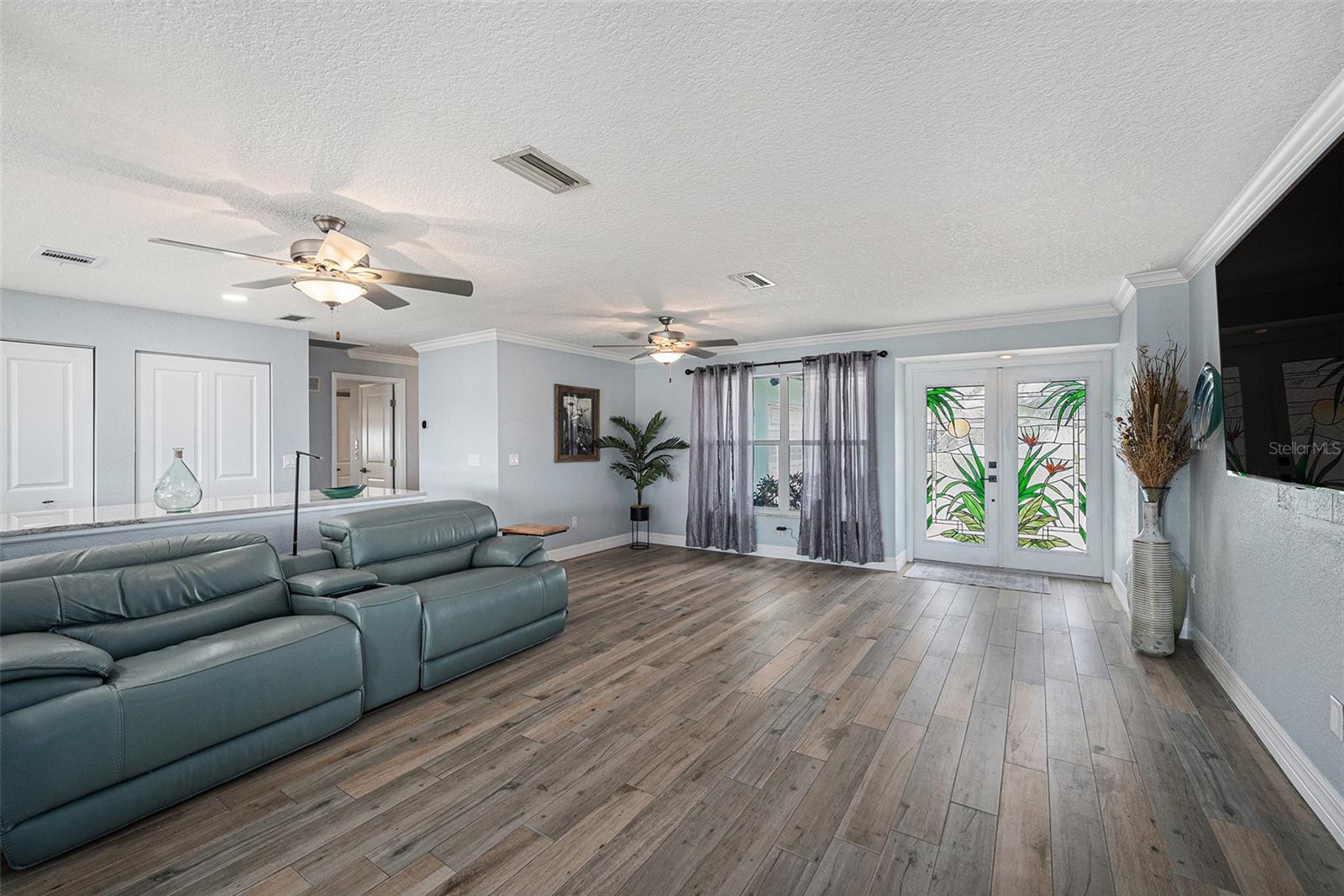 Listing photo id 3 for 5694 Oakhurst Drive