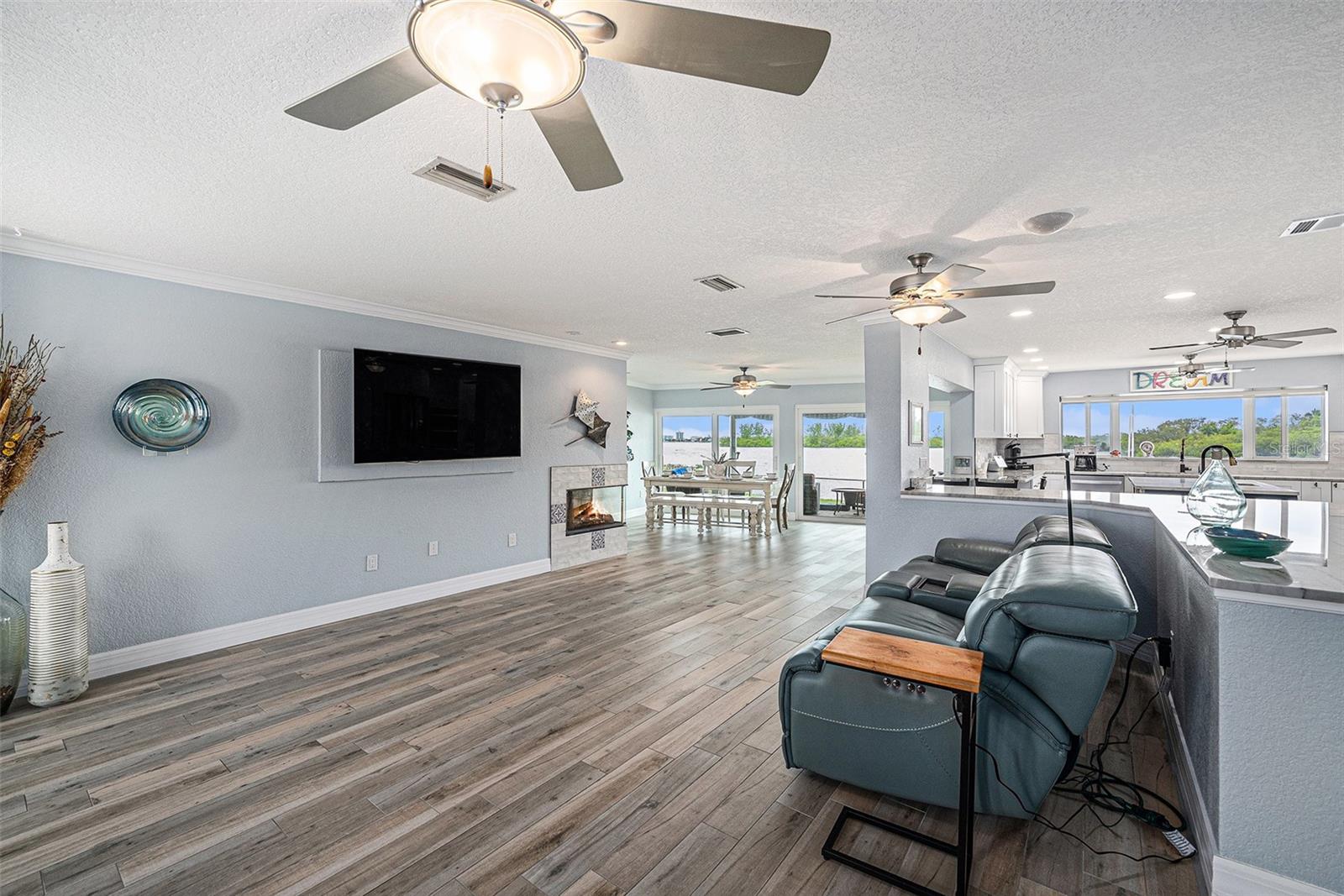 Listing photo id 4 for 5694 Oakhurst Drive